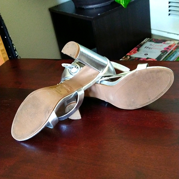 Top Moda chunky high heel silver sandals. - Picture 4 of 4